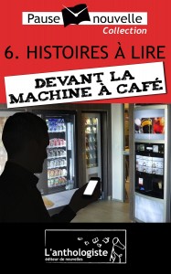 Devant la machine à café Devant la machine à café